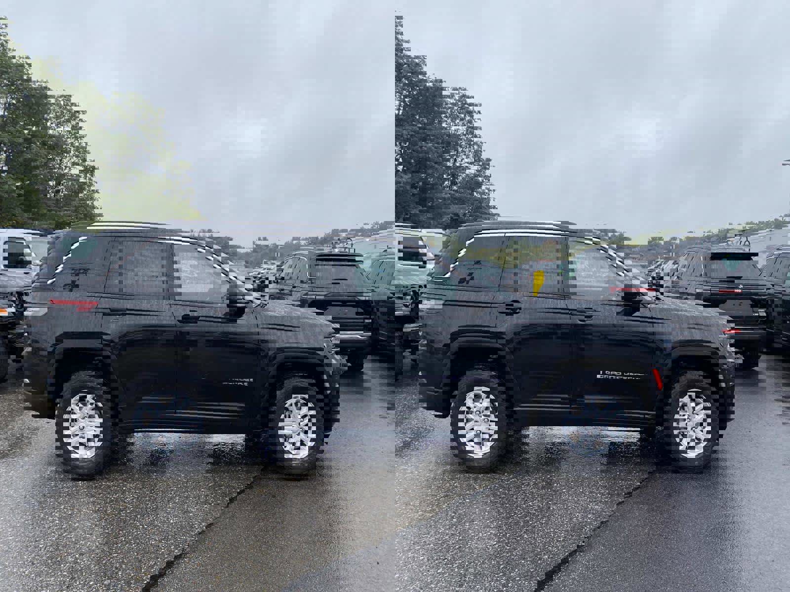 Certified 2023 Jeep Grand Cherokee Laredo image 2