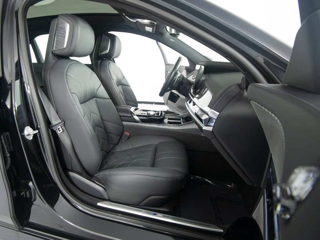 Used 2023 BMW 760i xDrive AWD/4WD image 41