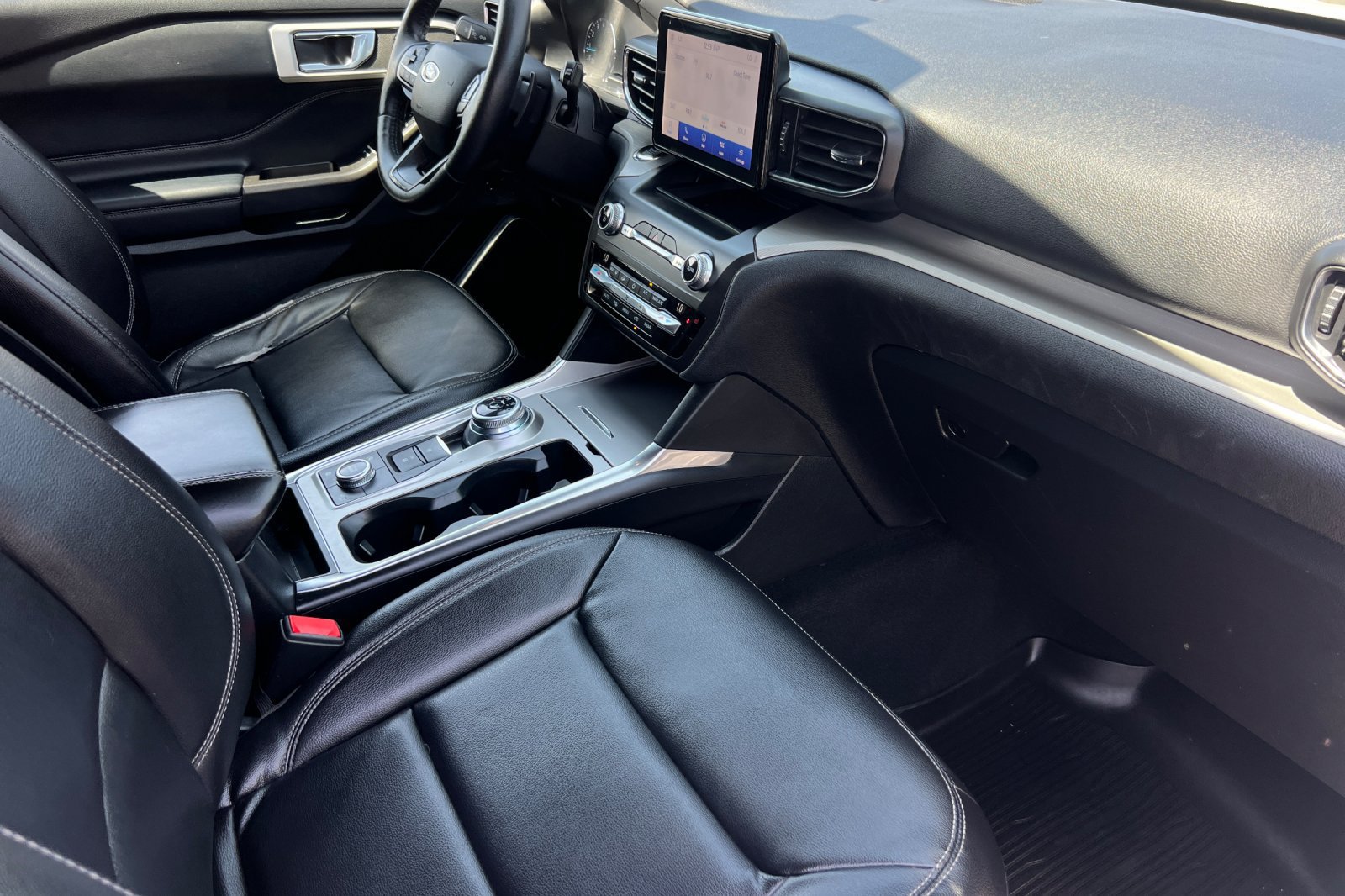 Used 2020 Ford Explorer XLT w/ Equipment Group 202A AWD/4WD image 17