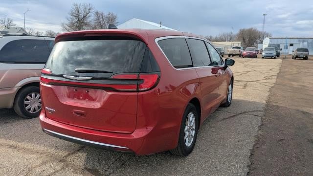 Used 2025 Chrysler Pacifica Select image 3