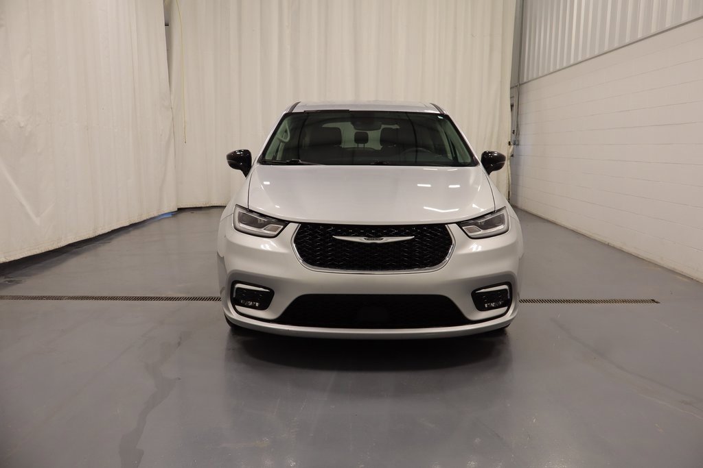 Used 2024 Chrysler Pacifica Touring-L image 3