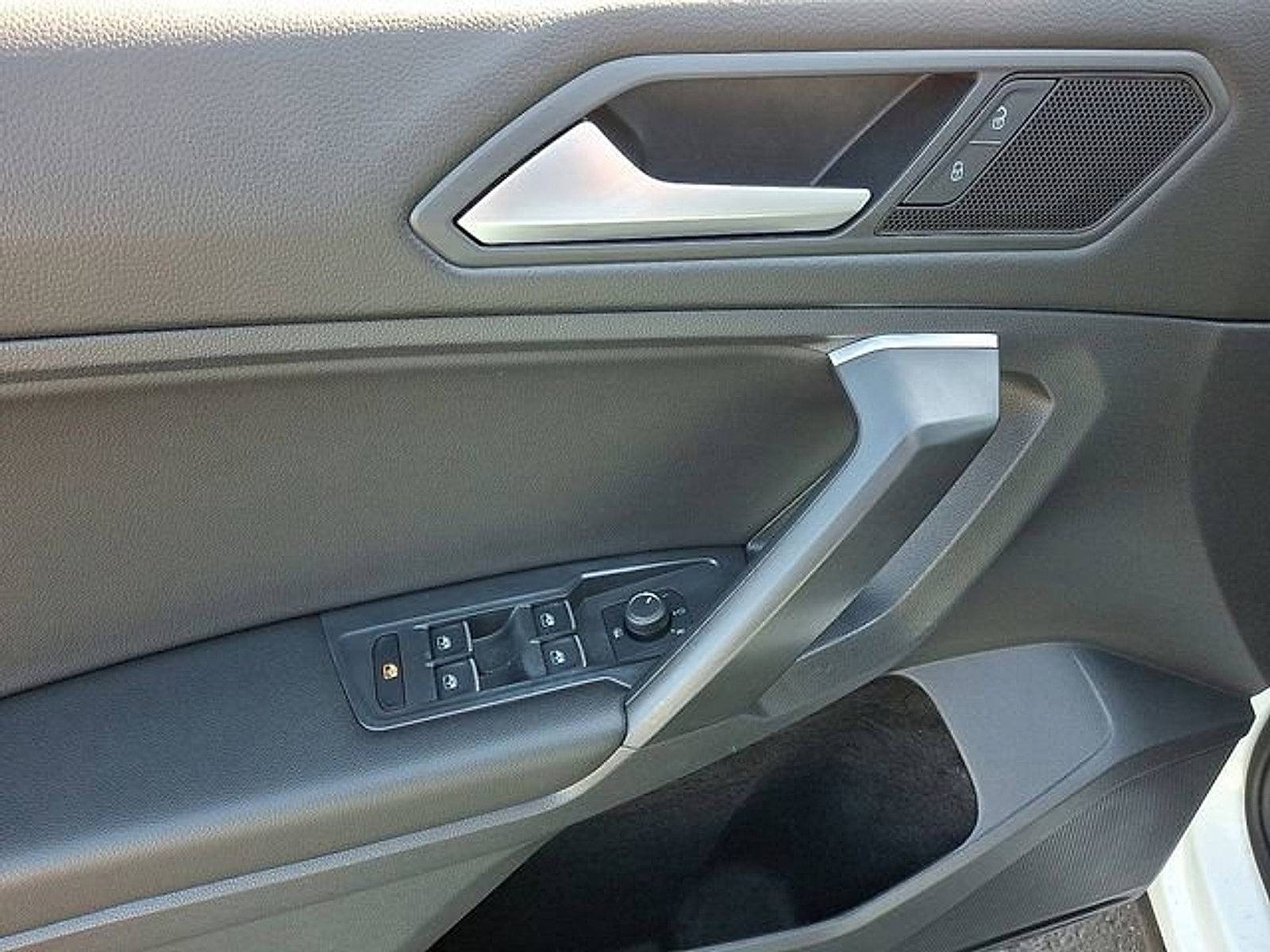 Used 2021 Volkswagen Tiguan SE w/ Panoramic Sunroof Package image 12