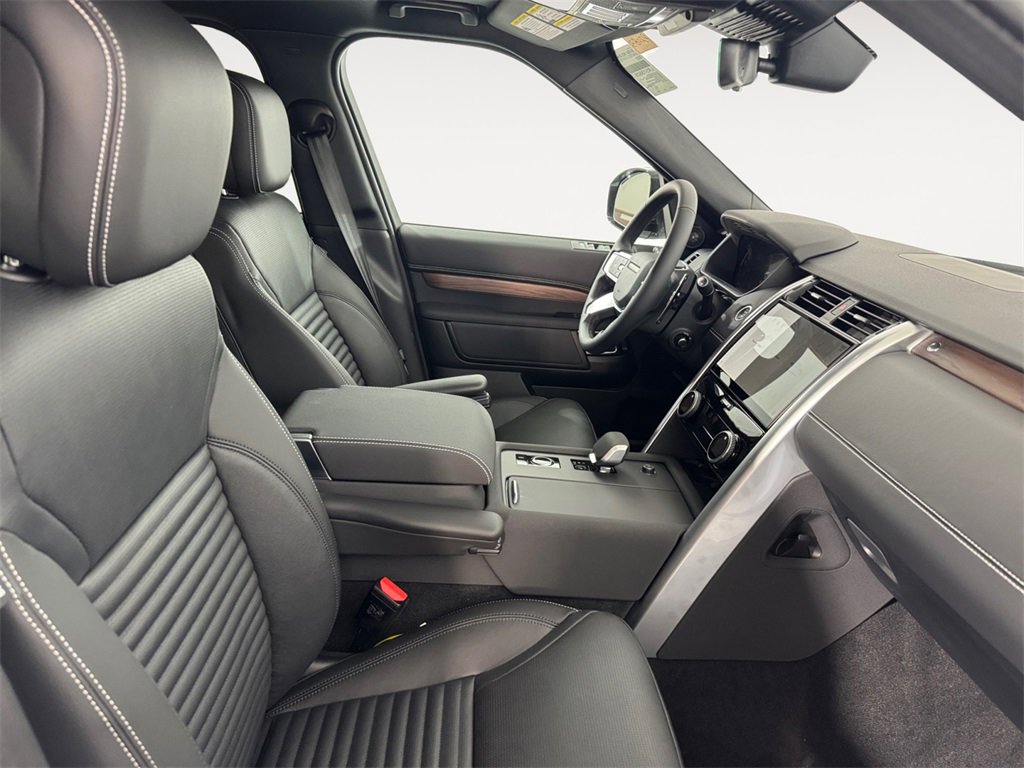 New 2025 Land Rover Discovery Dynamic SE image 15