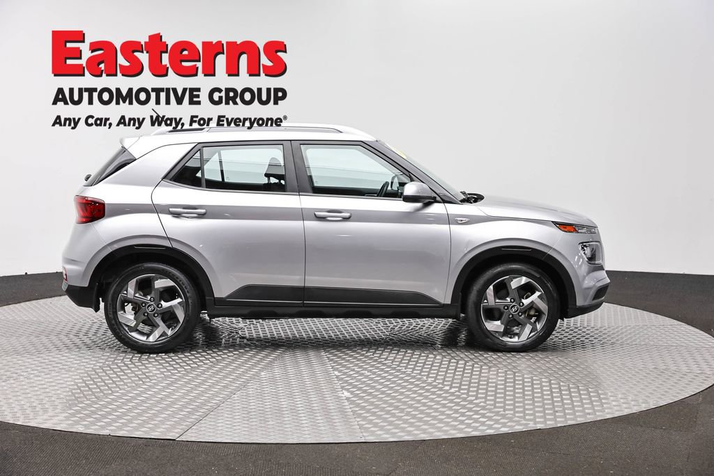 Used 2023 Hyundai Venue SEL image 4