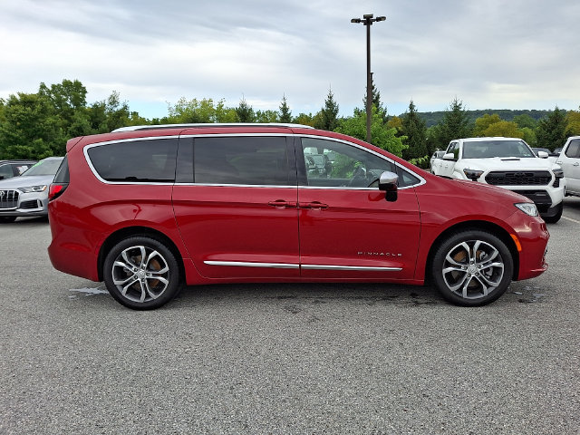 Used 2026 Chrysler Pacifica Pinnacle w/ Trailer Tow Group AWD/4WD image 7