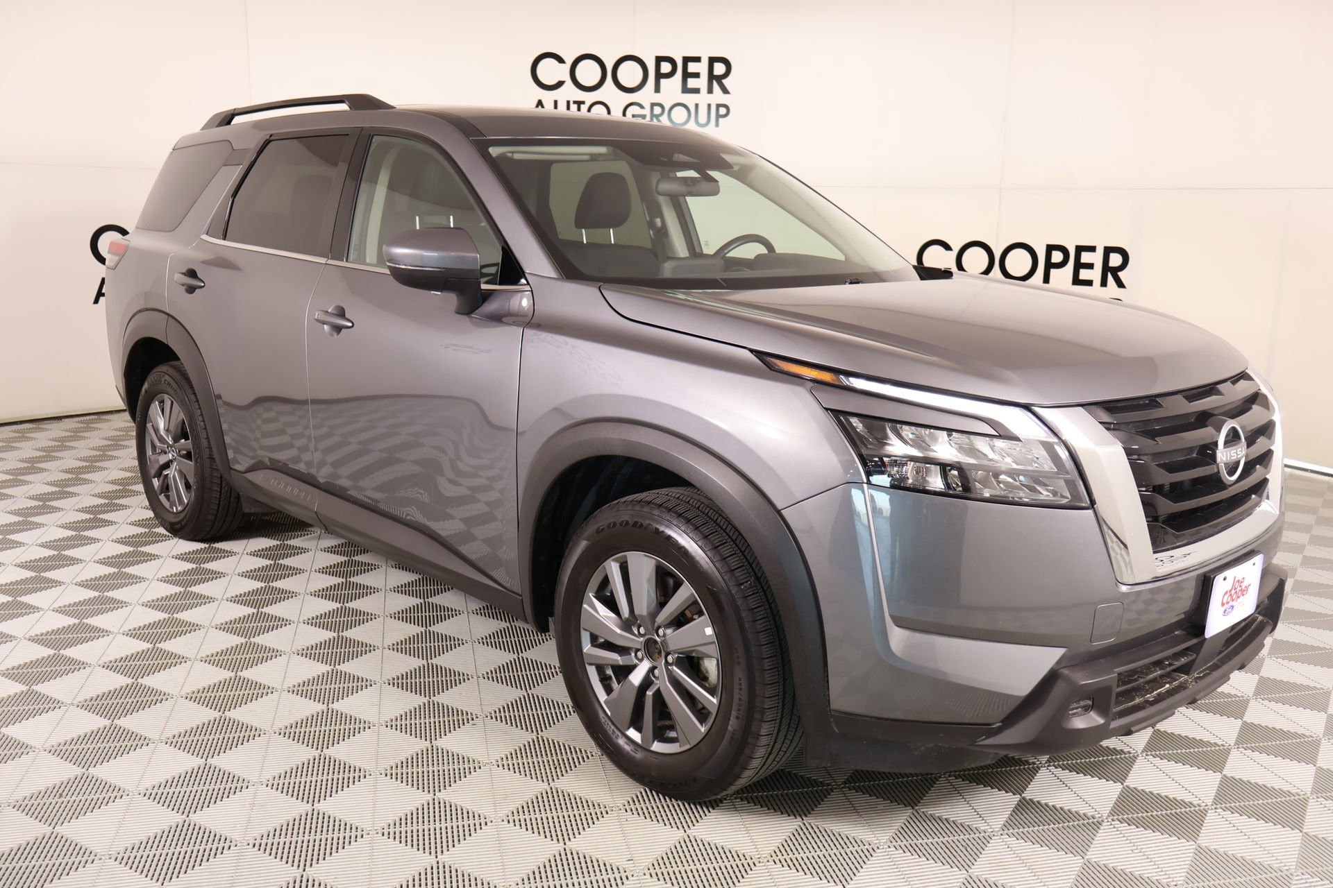 Used 2025 Nissan Pathfinder SV FWD image 1