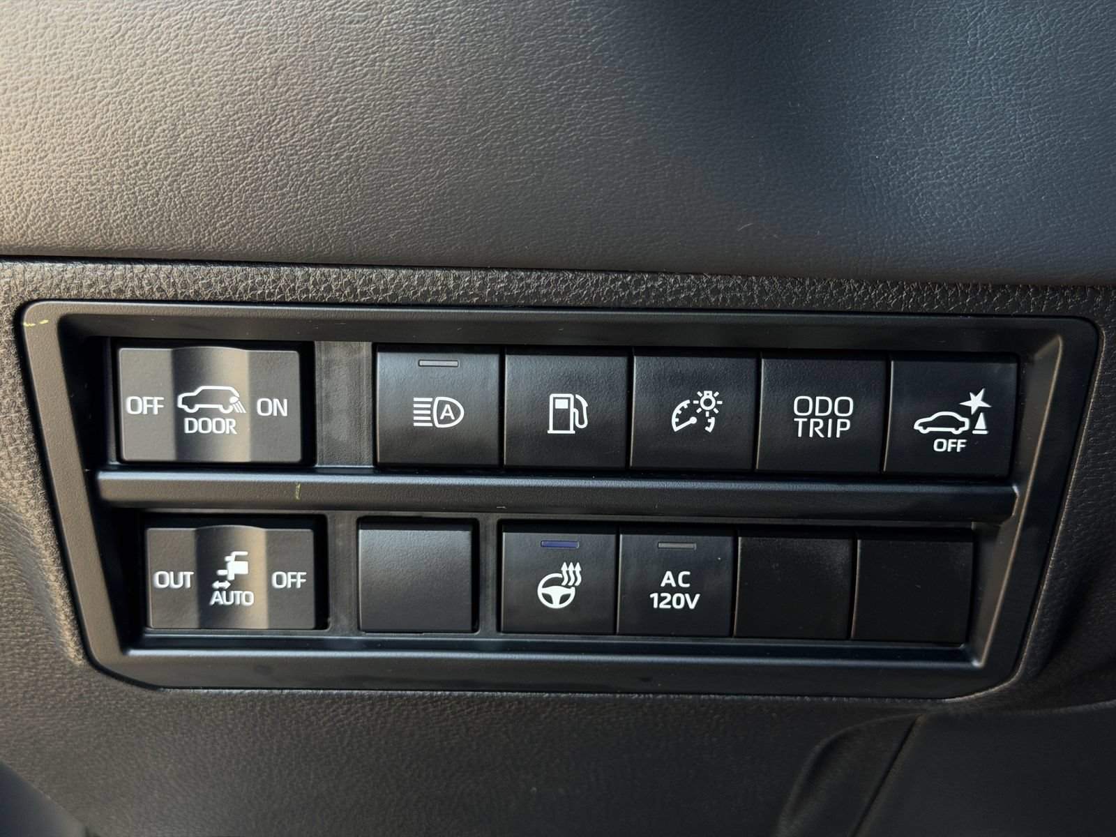 Used 2024 Toyota Sequoia Platinum AWD/4WD image 25