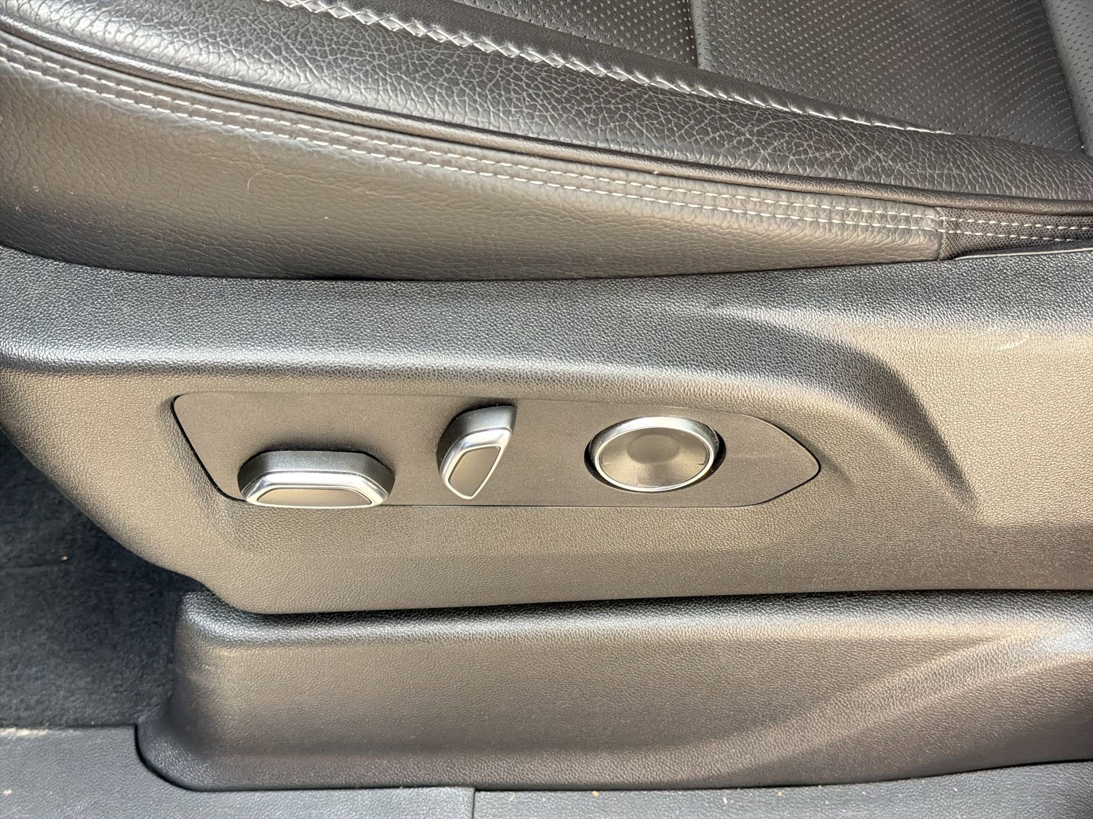 Used 2024 GMC Yukon XL Denali w/ Advanced Technology Package image 14