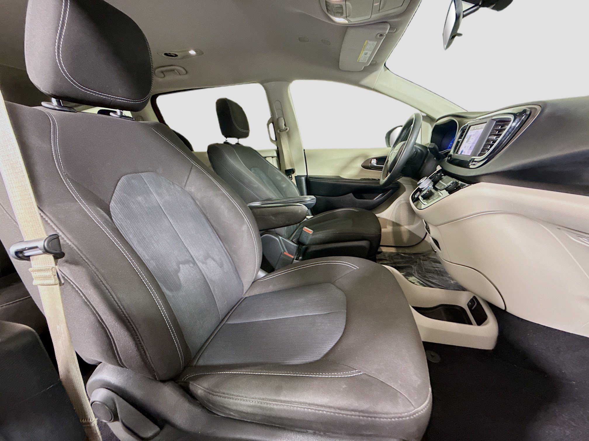 Used 2022 Chrysler Voyager LX FWD image 29