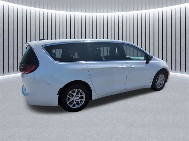 Certified 2024 Chrysler Pacifica Touring-L FWD image 15
