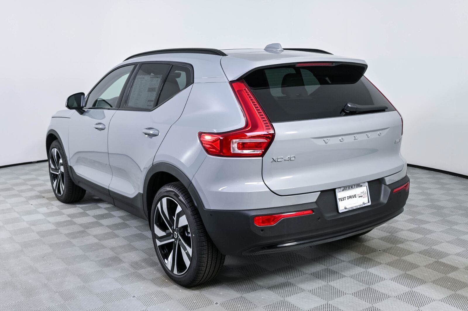 New 2026 Volvo XC40 B5 Plus w/ Climate Package AWD/4WD image 3