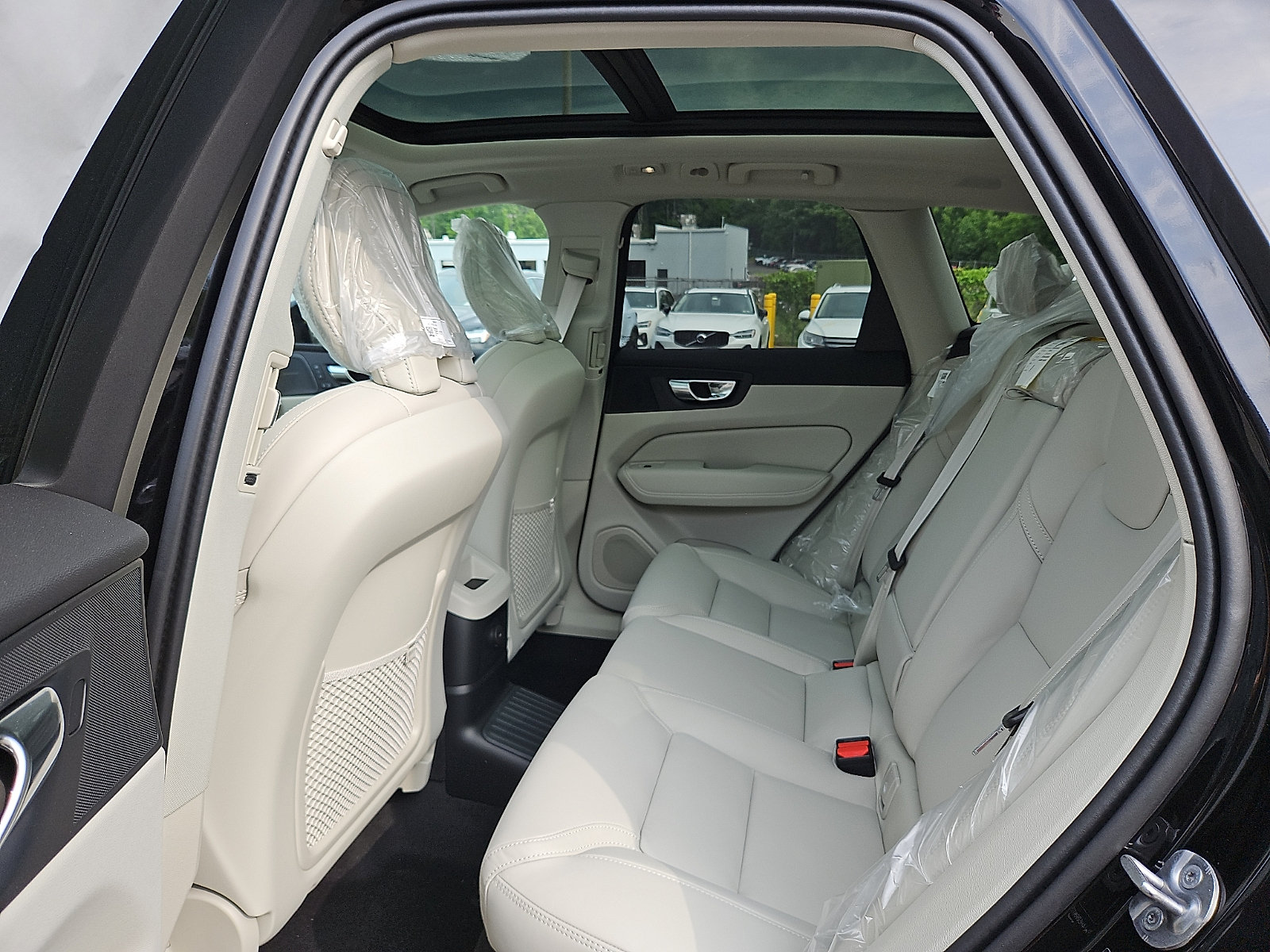 New 2026 Volvo XC60 T8 Ultra w/ Protection Package Premier AWD/4WD image 8