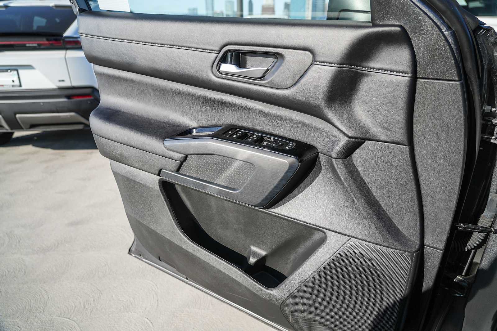Used 2025 Nissan Pathfinder SL w/ Black Appearance Package FWD image 22
