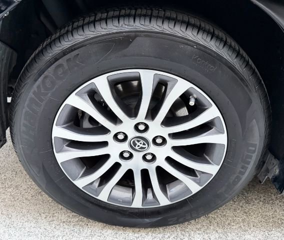 Used 2018 Toyota Sienna XLE image 30
