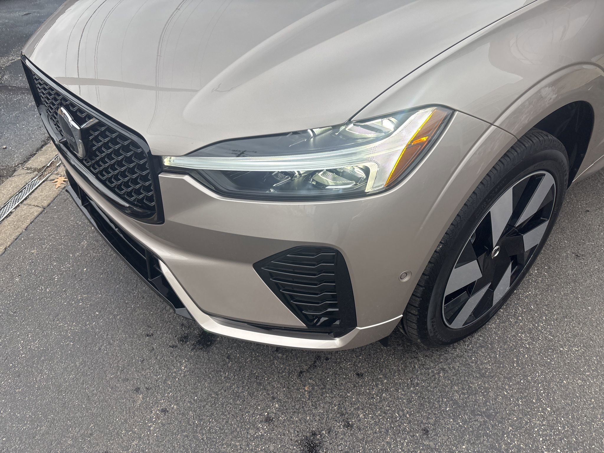 Used 2025 Volvo XC60 T8 Plus w/ Protection Package Premier image 14