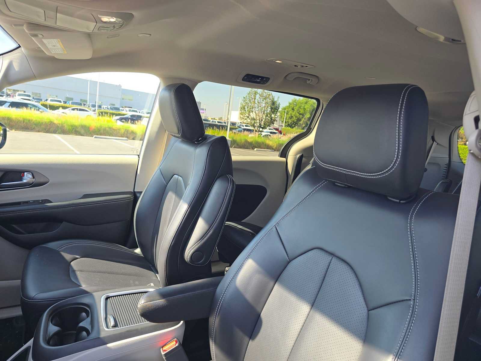 Used 2024 Chrysler Pacifica Limited FWD image 23