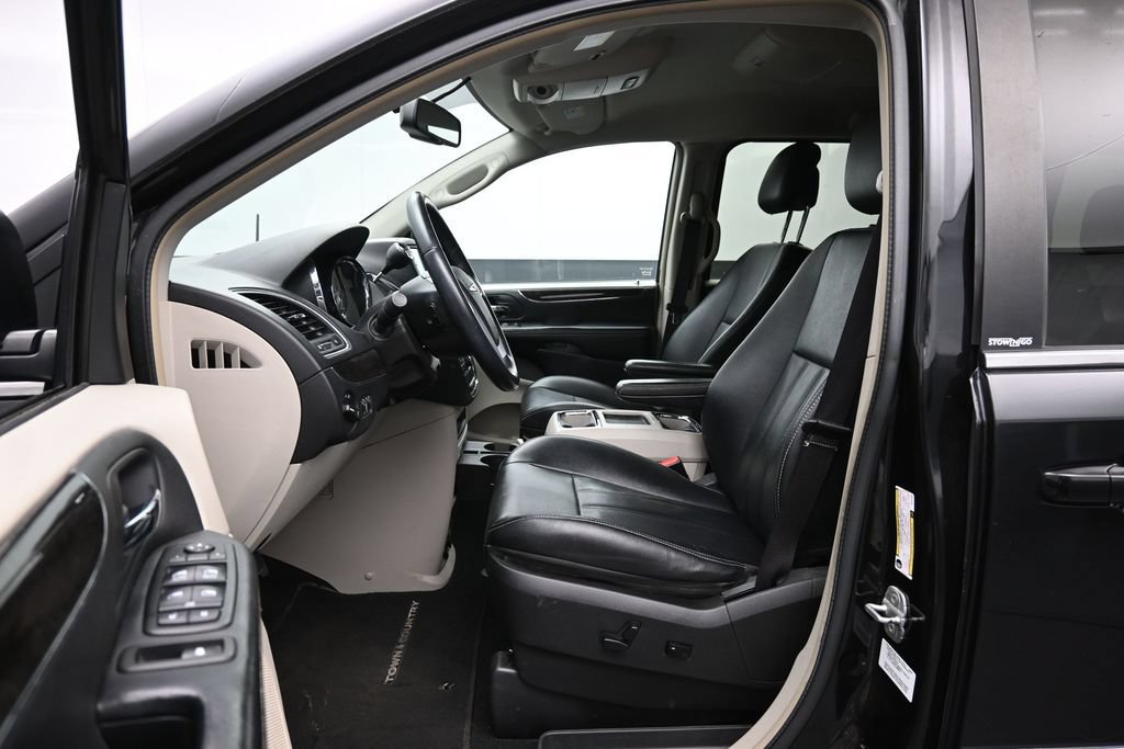 Used 2014 Chrysler Town & Country Touring FWD image 20