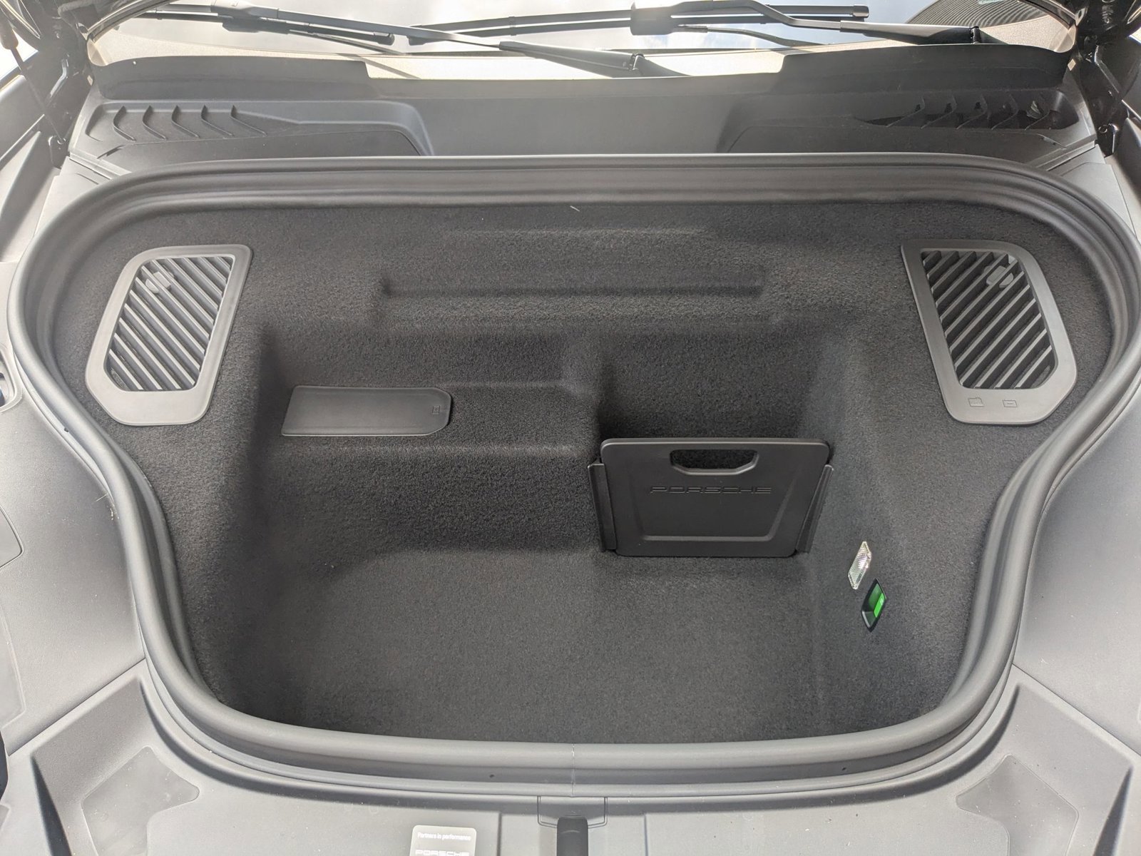 Certified 2025 Porsche Macan 4 Electric AWD/4WD image 28