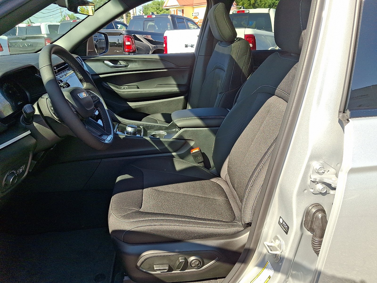 New 2025 Jeep Grand Cherokee Laredo X w/ Luxury Tech Group I AWD/4WD image 13