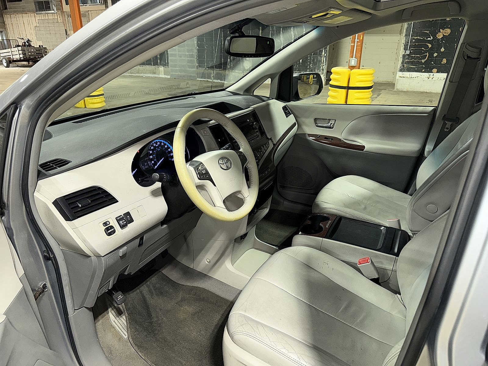 Used 2011 Toyota Sienna XLE image 30