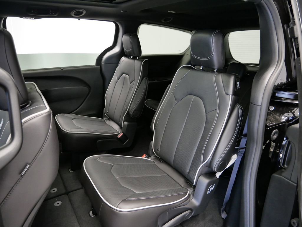 New 2026 Chrysler Pacifica Limited w/ S Appearance Package image 11
