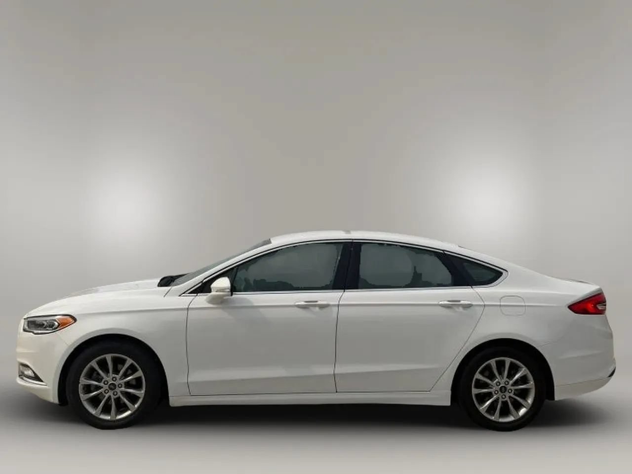 Used 2017 Ford Fusion SE w/ Fusion SE Technology Package FWD image 4