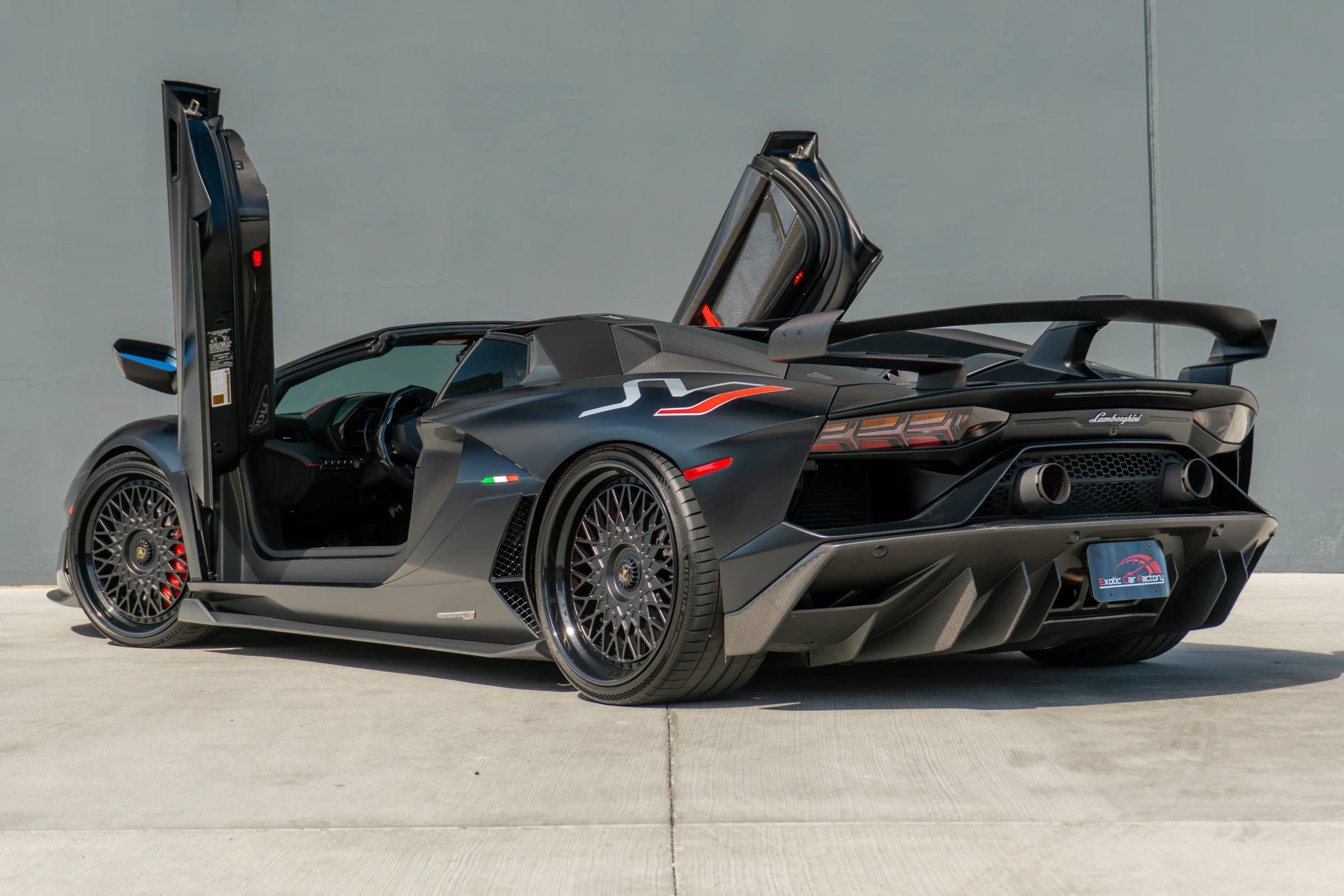 Used 2020 Lamborghini Aventador SVJ AWD/4WD image 12