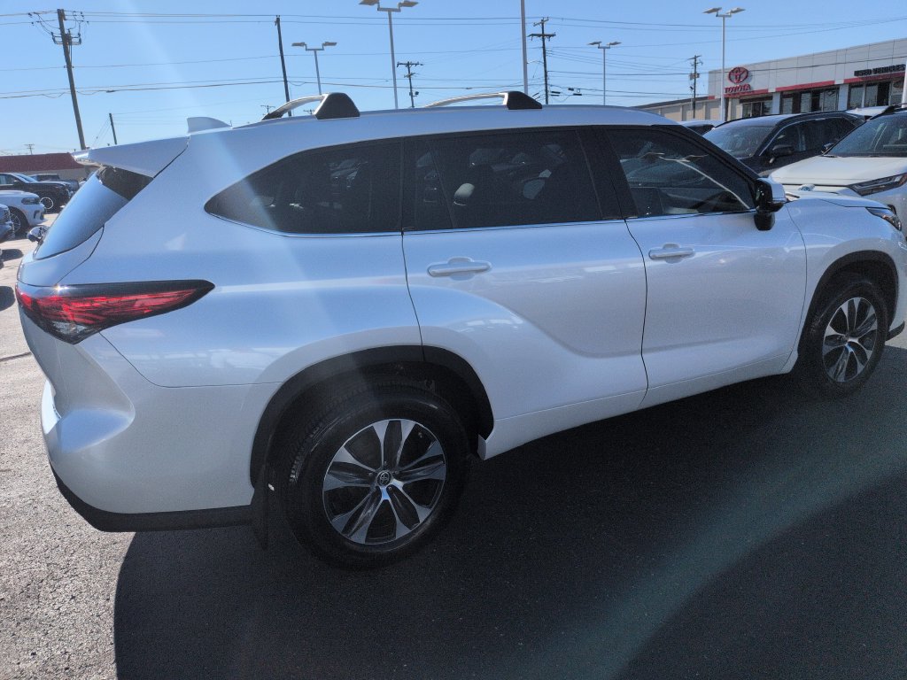 Certified 2022 Toyota Highlander XLE AWD/4WD image 5
