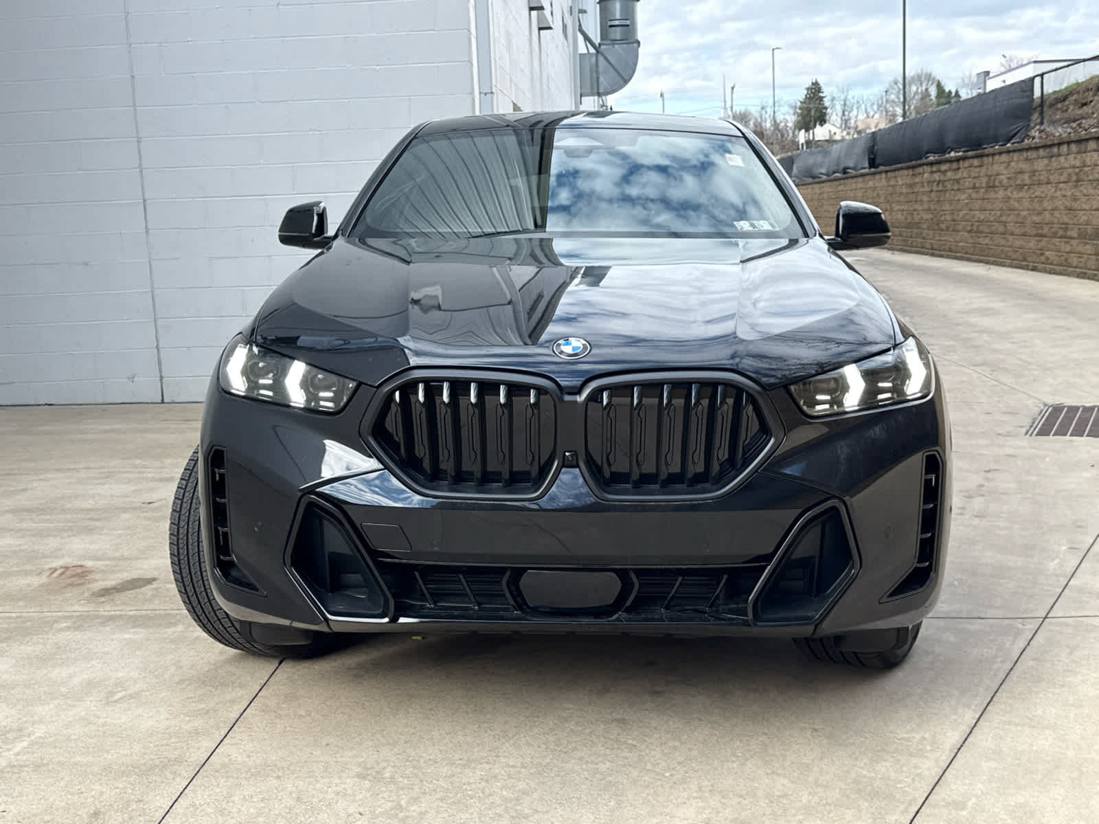 Used 2026 BMW X6 xDrive40i w/ Climate Comfort Package AWD/4WD image 2
