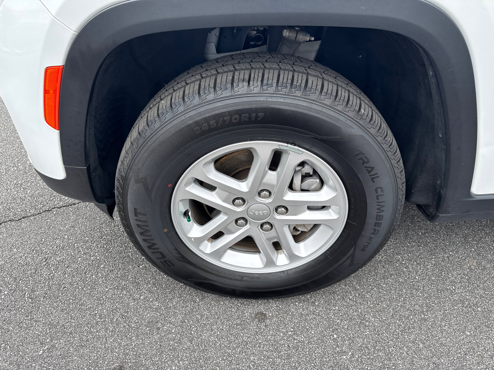 Used 2024 Jeep Grand Cherokee Laredo image 11