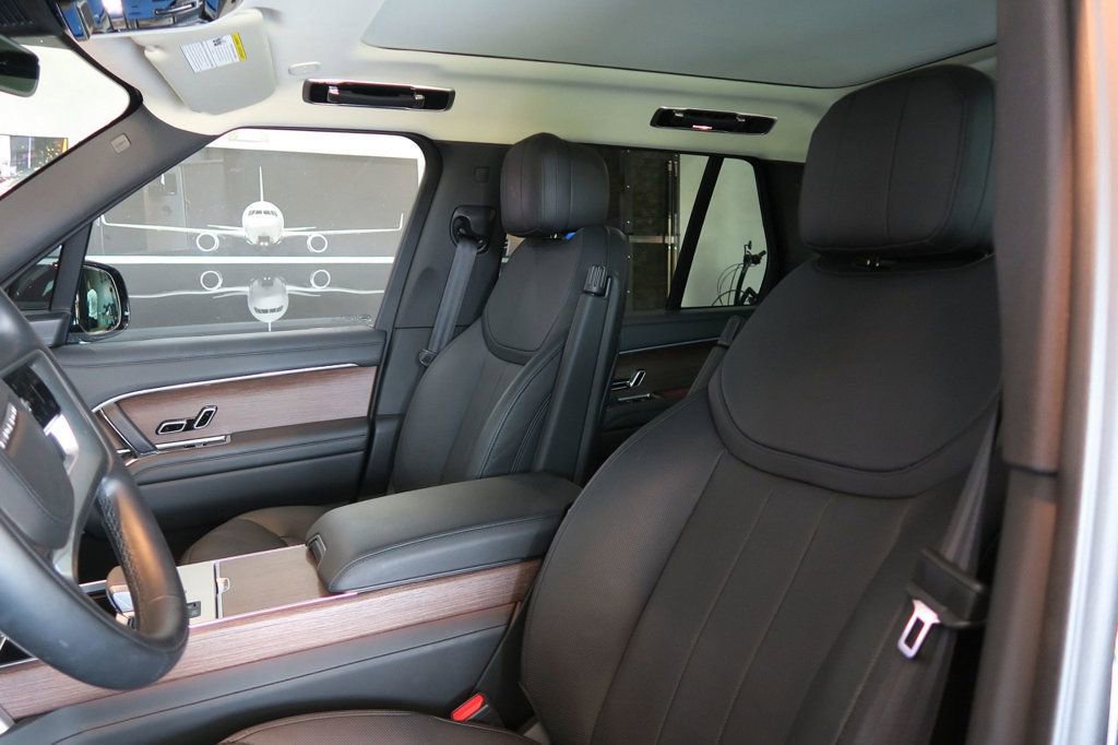 Used 2025 Land Rover Range Rover SE AWD/4WD image 13