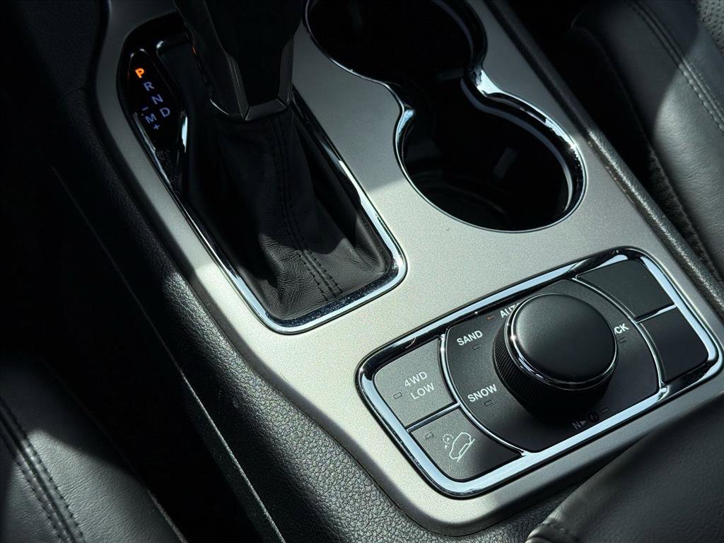 Used 2019 Jeep Grand Cherokee Limited w/ Luxury Group II image 32