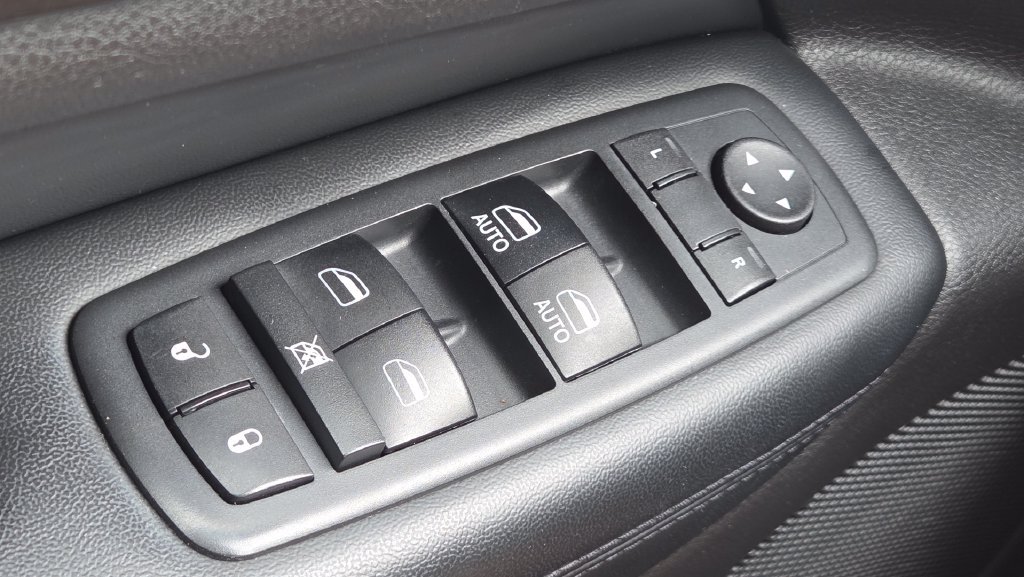 Used 2018 Jeep Grand Cherokee Altitude AWD/4WD image 28