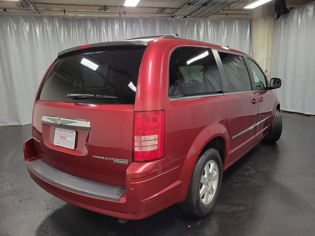 Used 2010 Chrysler Town & Country Touring image 8