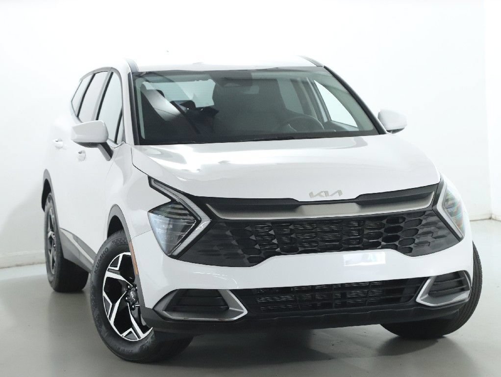 Used 2025 Kia Sportage LX FWD image 2