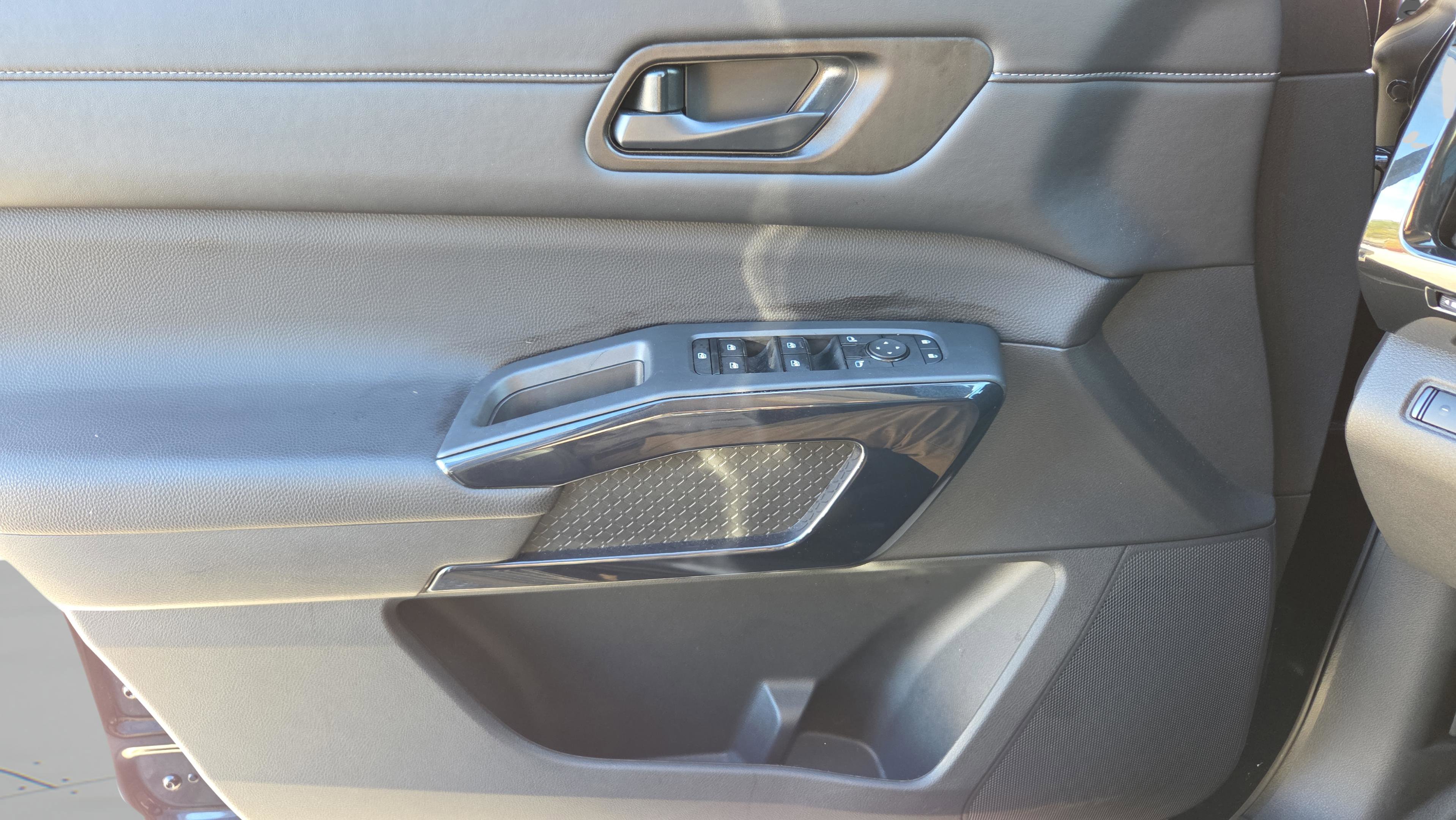 Certified 2025 Nissan Pathfinder SV image 23