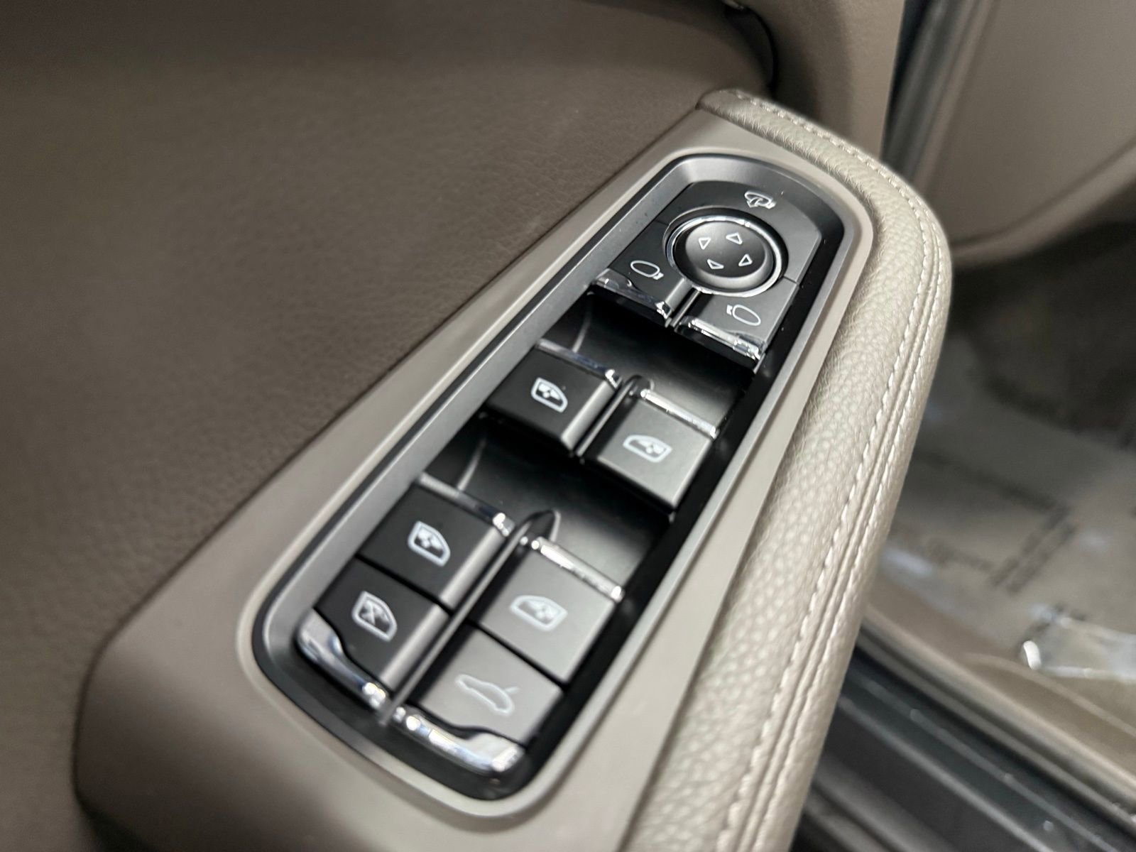 Used 2024 Porsche Macan w/ Premium Plus Package image 18