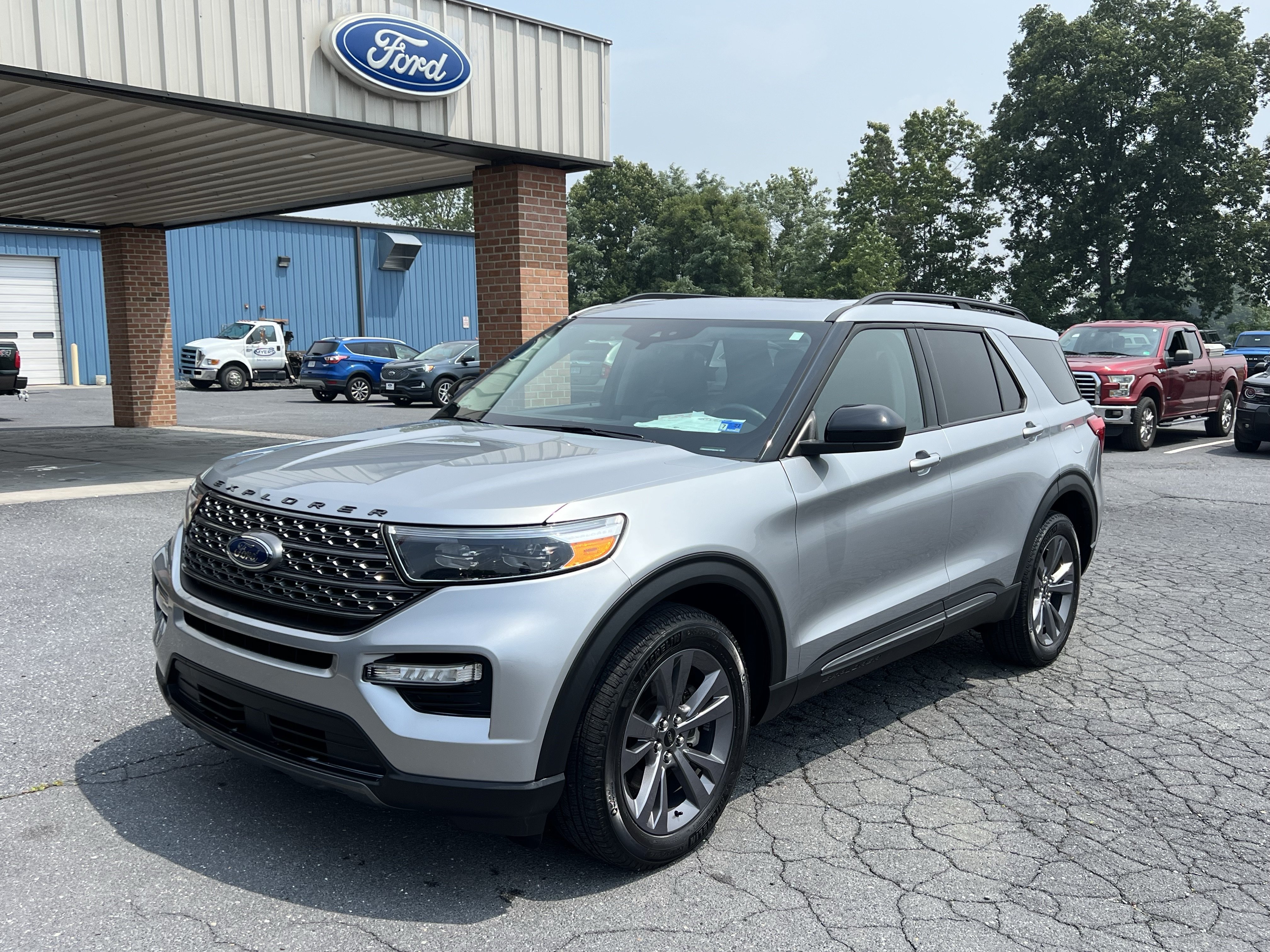 Used 2023 Ford Explorer XLT w/ Equipment Group 202A AWD/4WD image 2