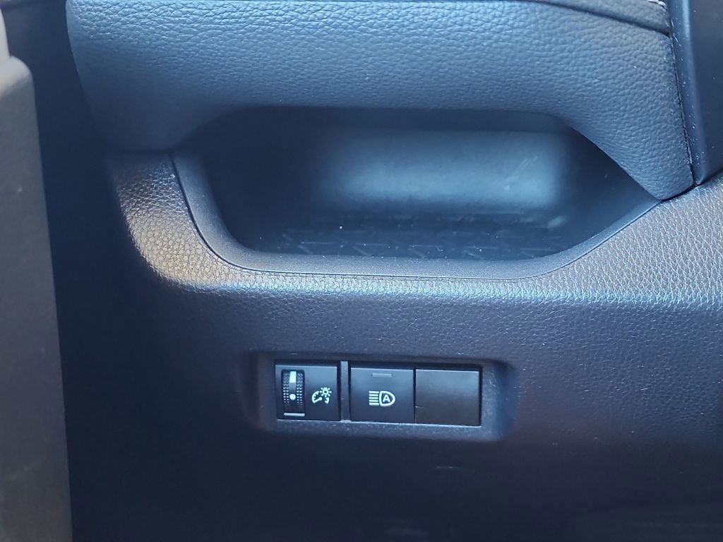 Used 2021 Toyota RAV4 XLE AWD/4WD image 25