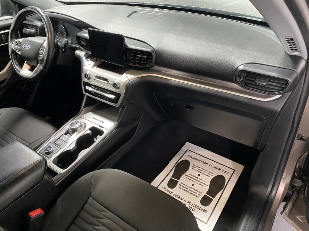 Used 2021 Ford Explorer XLT image 3
