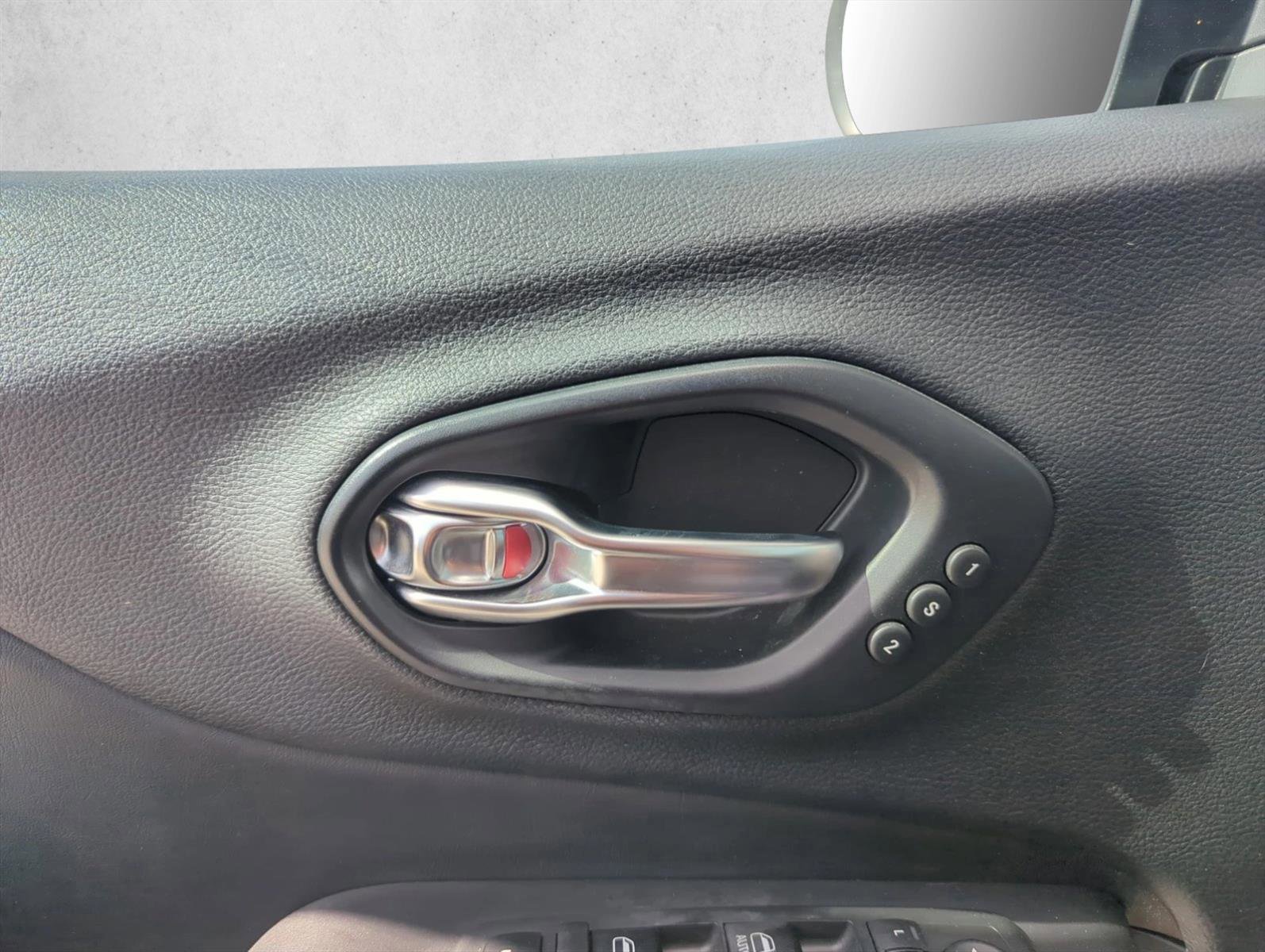 Used 2020 Jeep Cherokee Limited FWD image 27