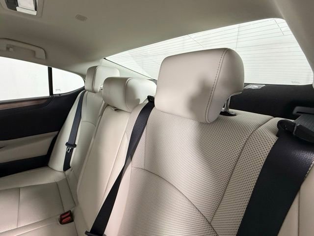 Used 2025 Lexus ES 300h w/ Premium Package image 33