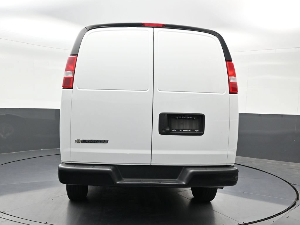 Used 2022 Chevrolet Express 2500 w/ Driver Convenience Package RWD image 4