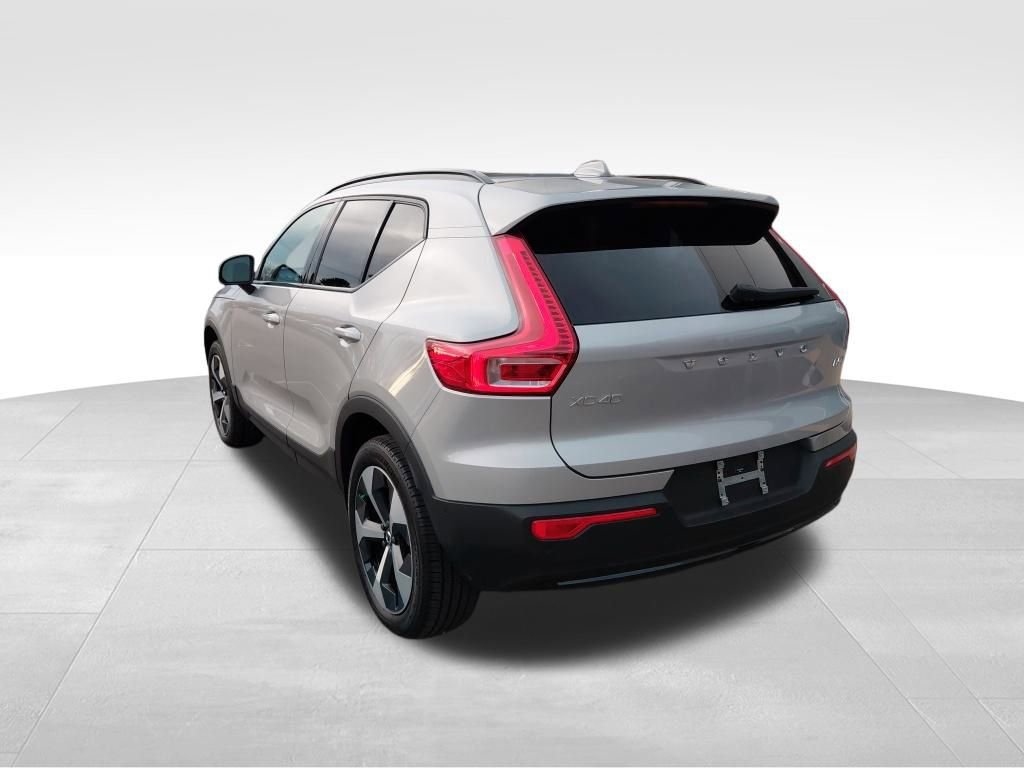 Used 2024 Volvo XC40 B5 Plus image 4