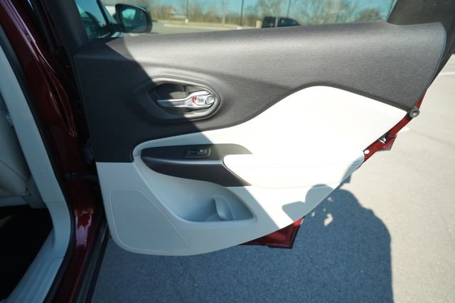 Used 2021 Jeep Cherokee Latitude Plus image 23