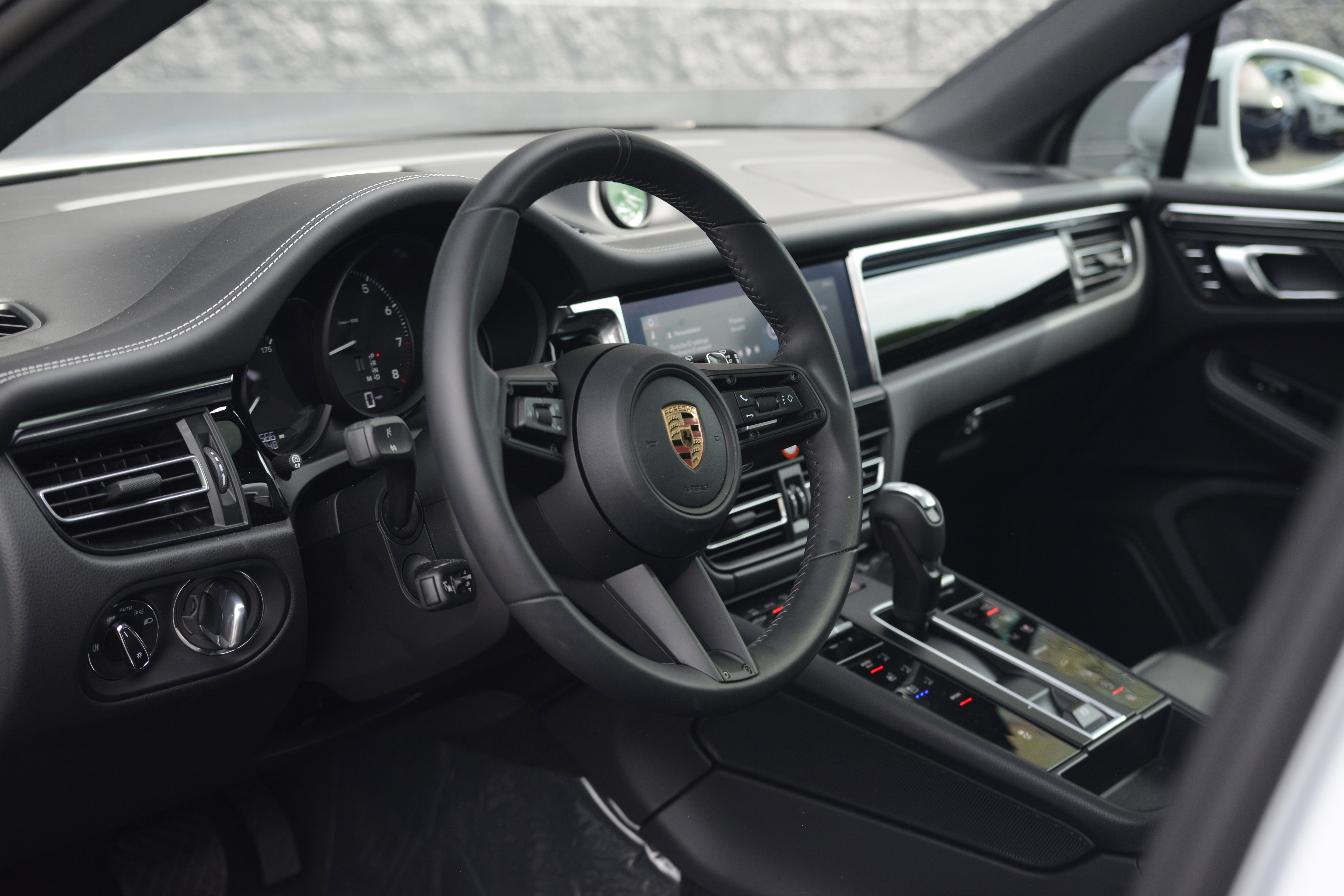 Certified 2026 Porsche Macan AWD/4WD image 4