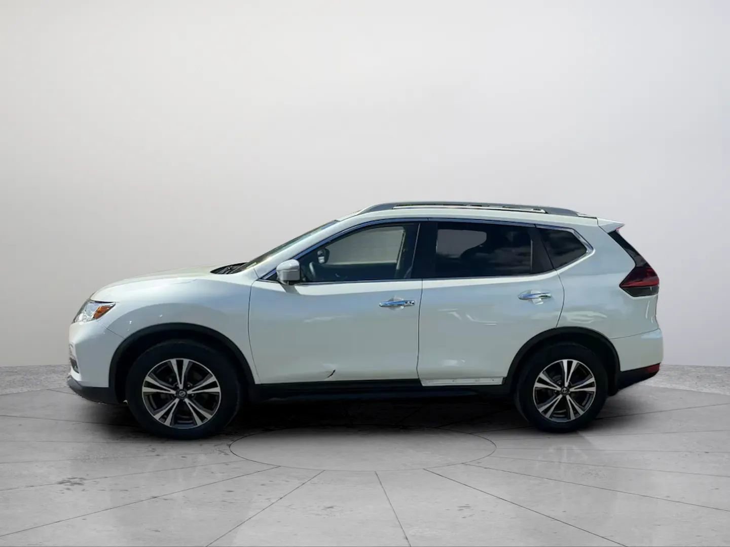 Used 2019 Nissan Rogue SV w/ Premium Package AWD/4WD image 2