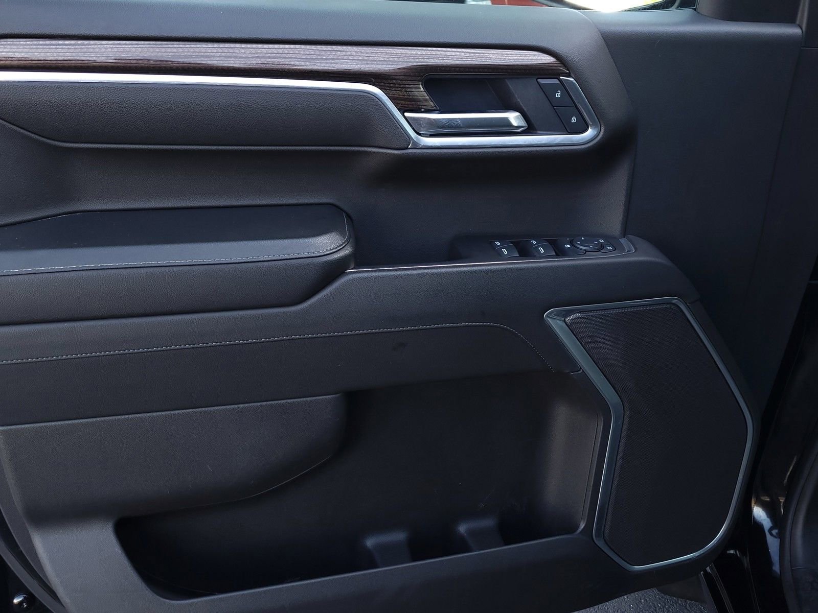 Used 2025 Chevrolet Silverado 1500 LT image 9