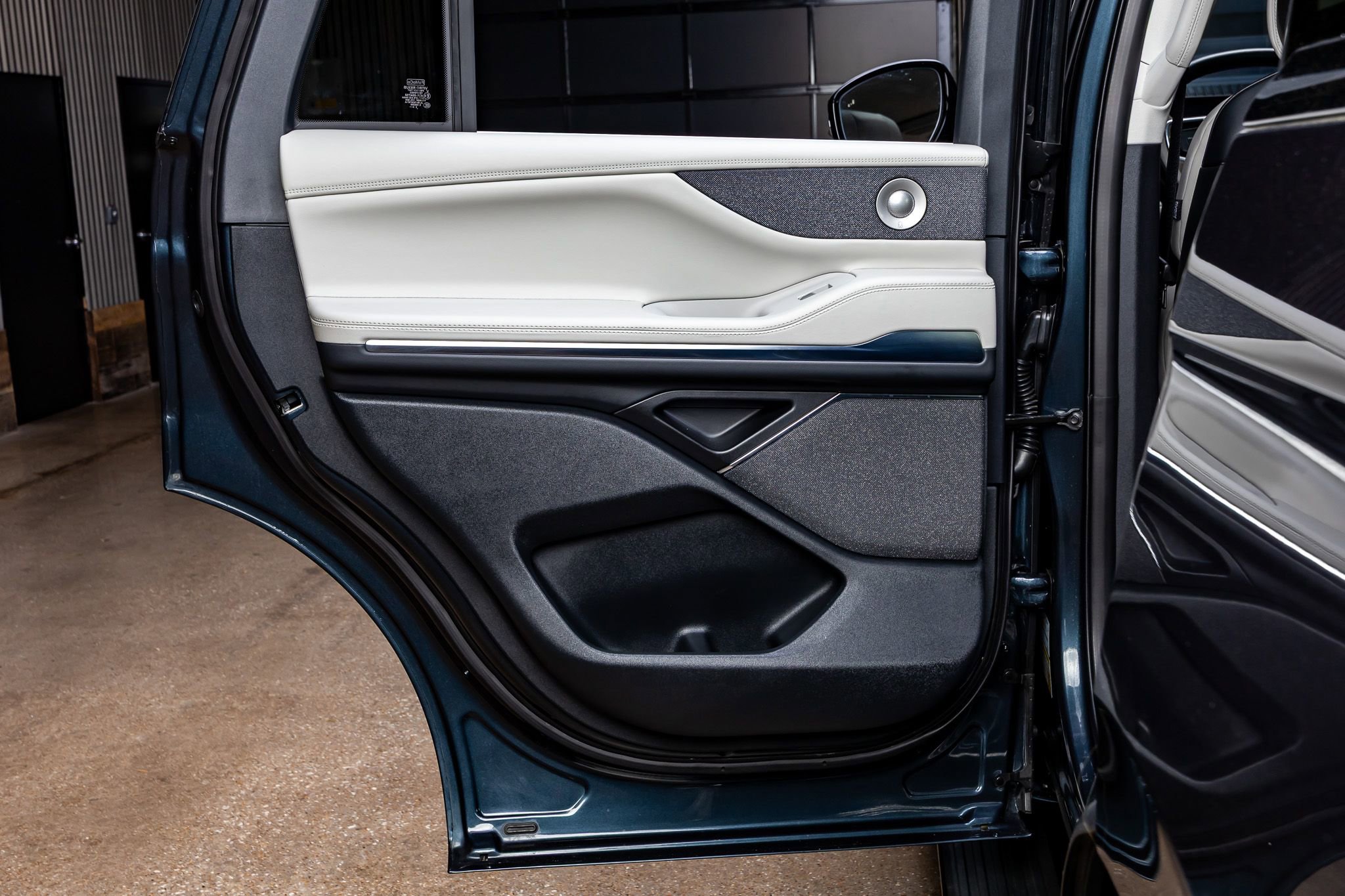 Used 2025 Lincoln Navigator Reserve image 39