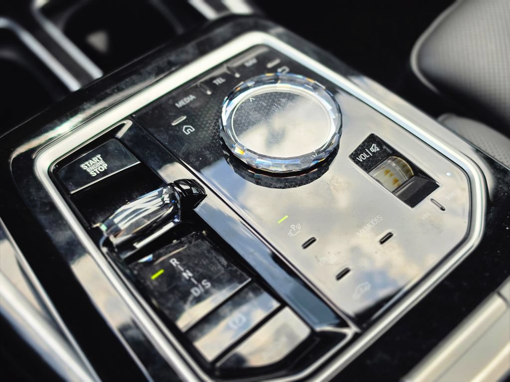 Used 2025 BMW 740i xDrive AWD/4WD image 28